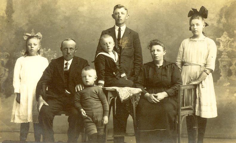 johanna elisabeth koenderink, man en kinderen between 1918 and 1922.